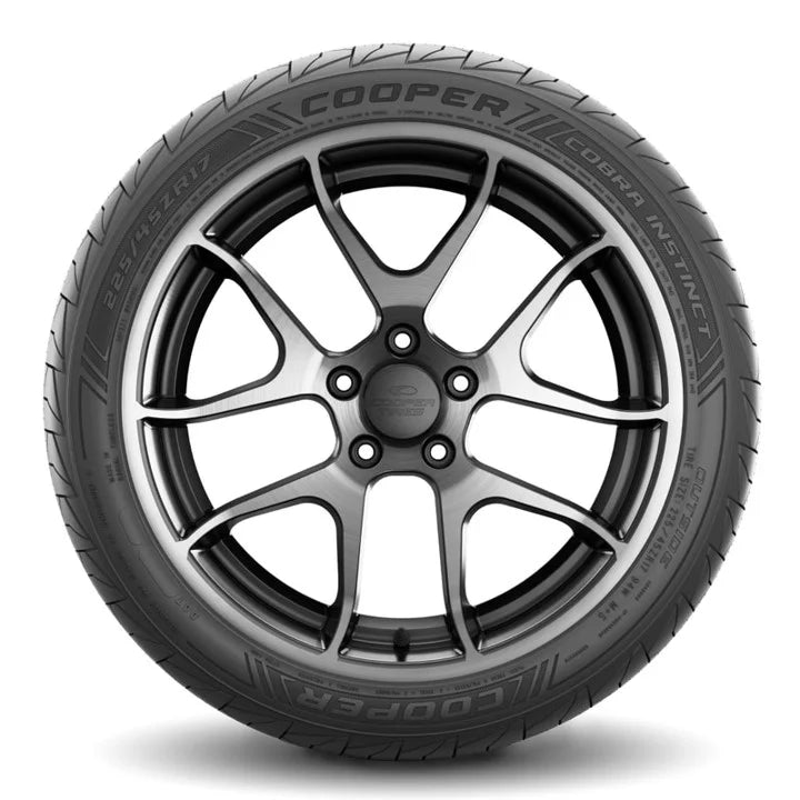 225/40ZR18 92Y Performance Tire G684589